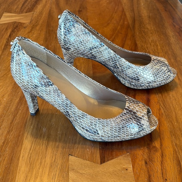 STUART WEITZMAN Plainfield Snake-Print Leather Peep-toe Pumps Golden Beige - Picture 1 of 9